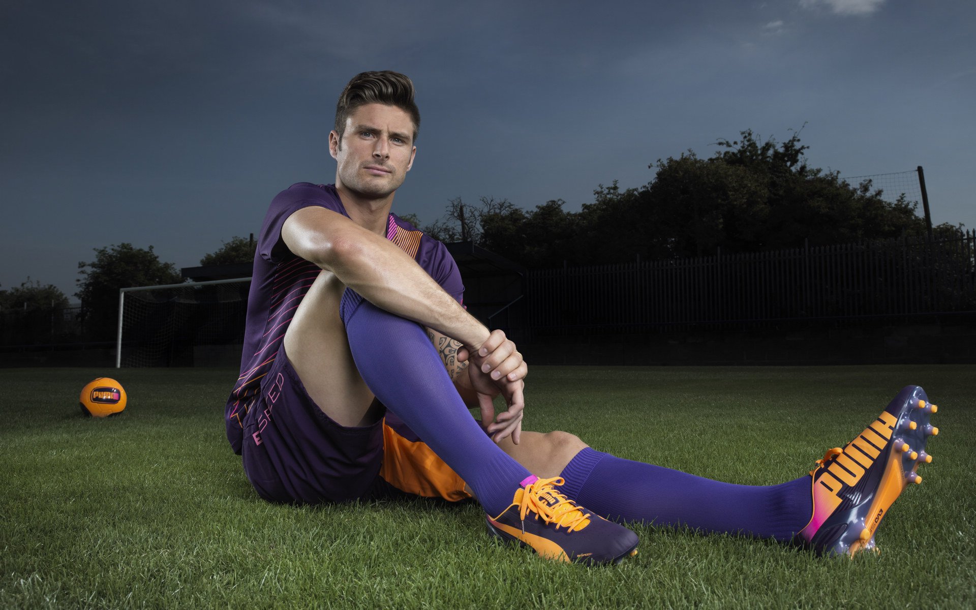 足球装备科技创新，减轻球员负担同时提升性能，足球装备的重要性