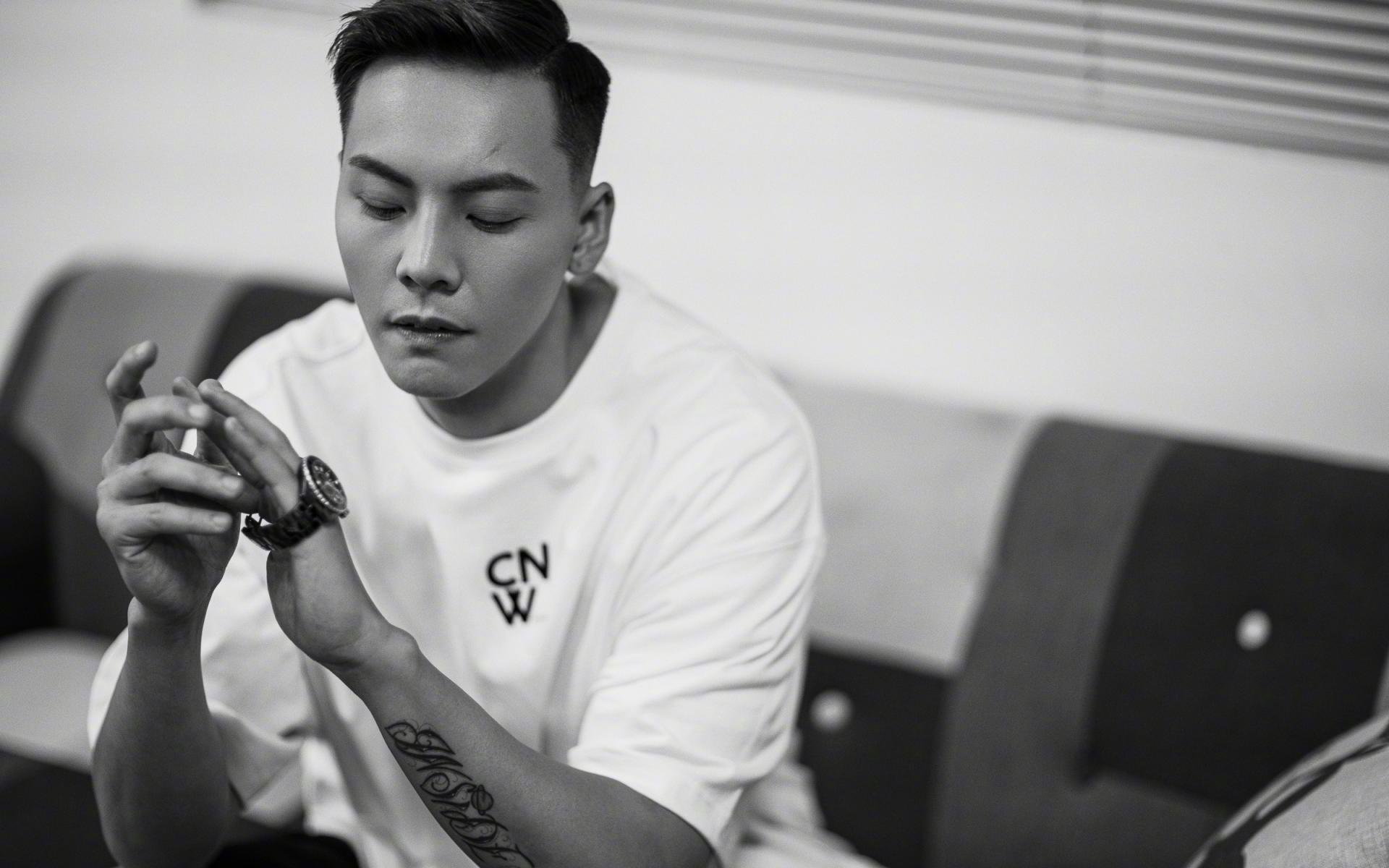 九游网页版官网-_老鹰速度快，场上节奏紧凑激烈_，老鹰飞得快不快